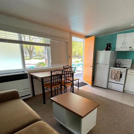 Holiday Beach Resort Motel Okanagan Falls 외부 사진