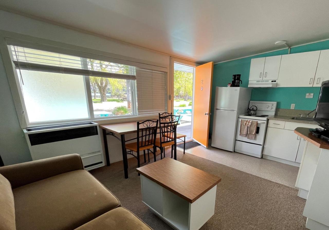 Holiday Beach Resort Motel Okanagan Falls 외부 사진