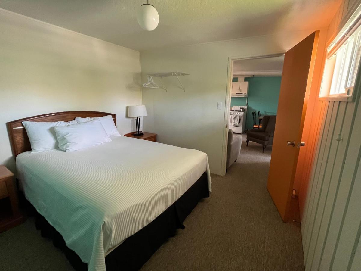 Holiday Beach Resort Motel Okanagan Falls 외부 사진