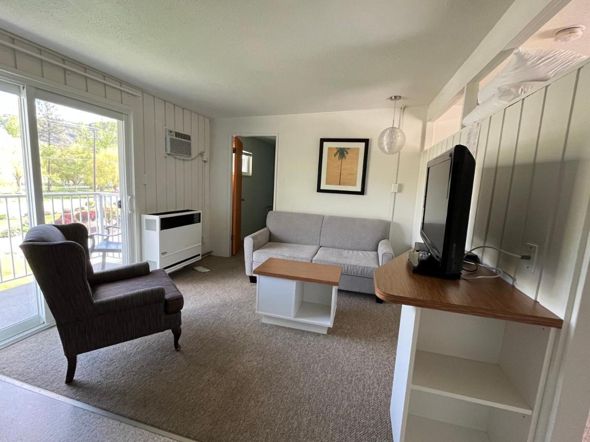 Holiday Beach Resort Motel Okanagan Falls 외부 사진