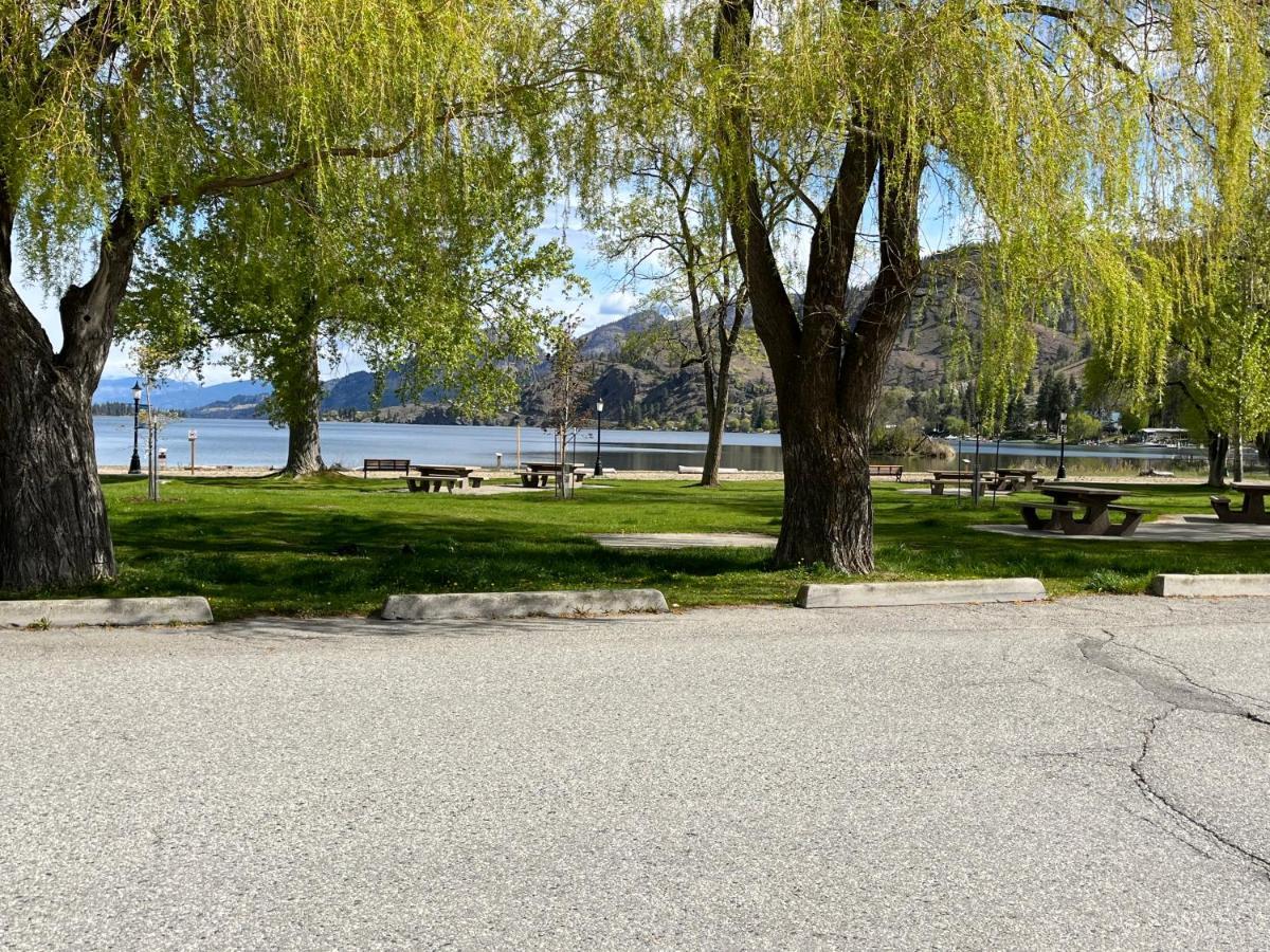 Holiday Beach Resort Motel Okanagan Falls 외부 사진