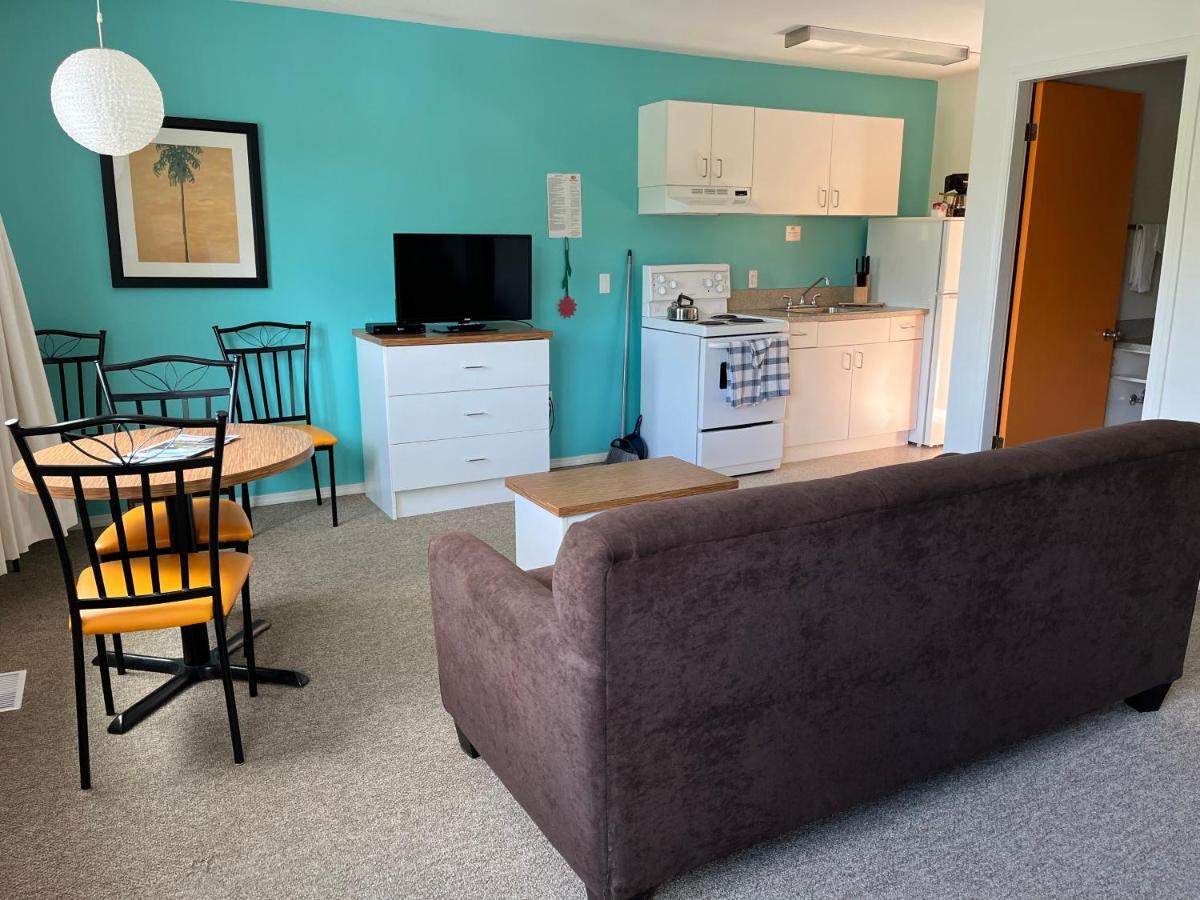 Holiday Beach Resort Motel Okanagan Falls 외부 사진