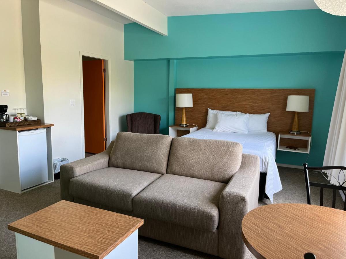 Holiday Beach Resort Motel Okanagan Falls 외부 사진