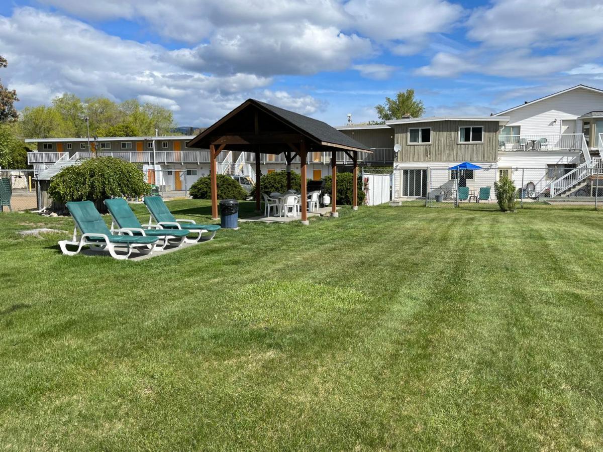 Holiday Beach Resort Motel Okanagan Falls 외부 사진