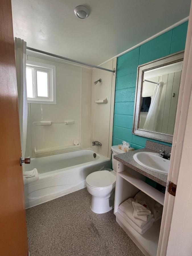 Holiday Beach Resort Motel Okanagan Falls 외부 사진