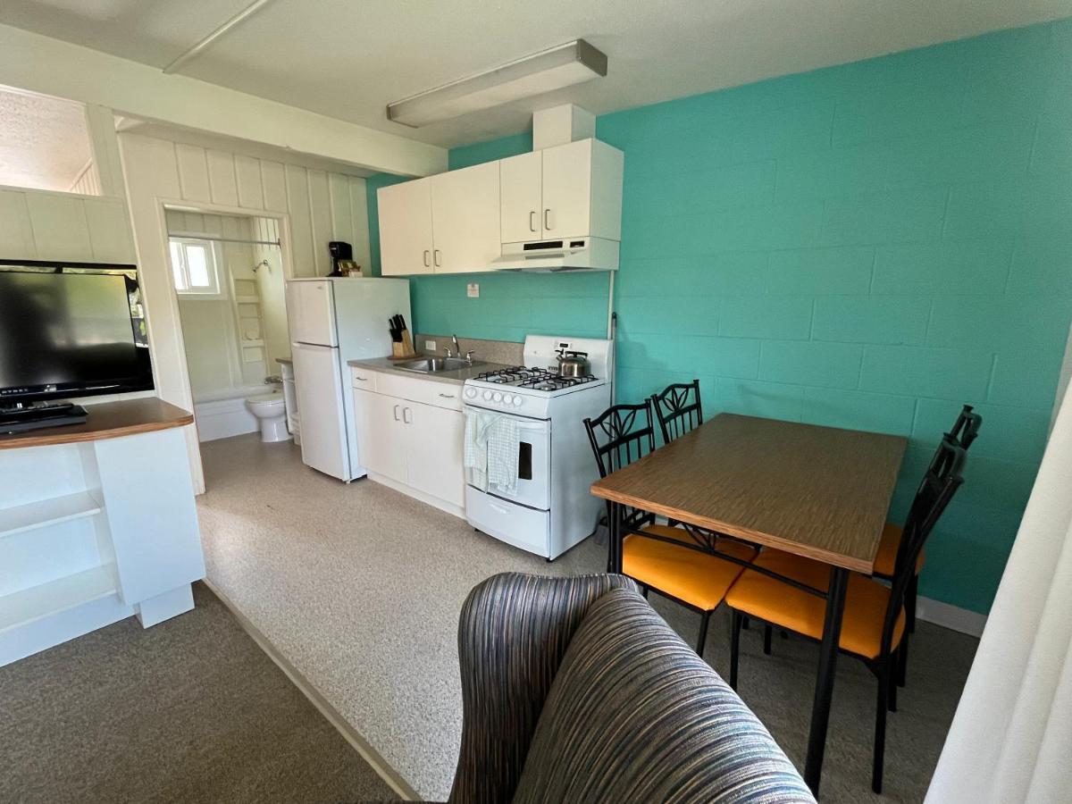 Holiday Beach Resort Motel Okanagan Falls 외부 사진