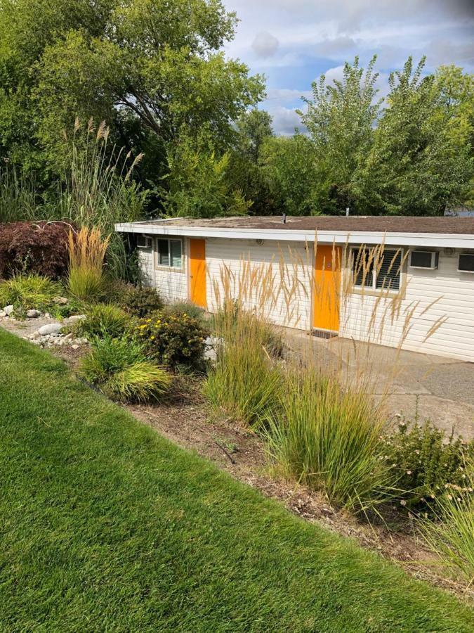 Holiday Beach Resort Motel Okanagan Falls 외부 사진