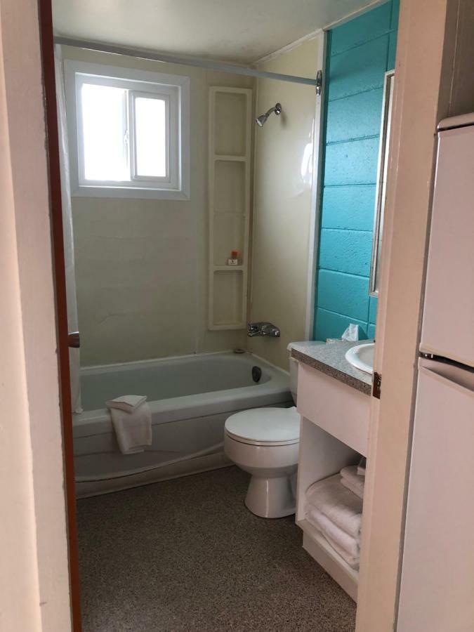 Holiday Beach Resort Motel Okanagan Falls 외부 사진