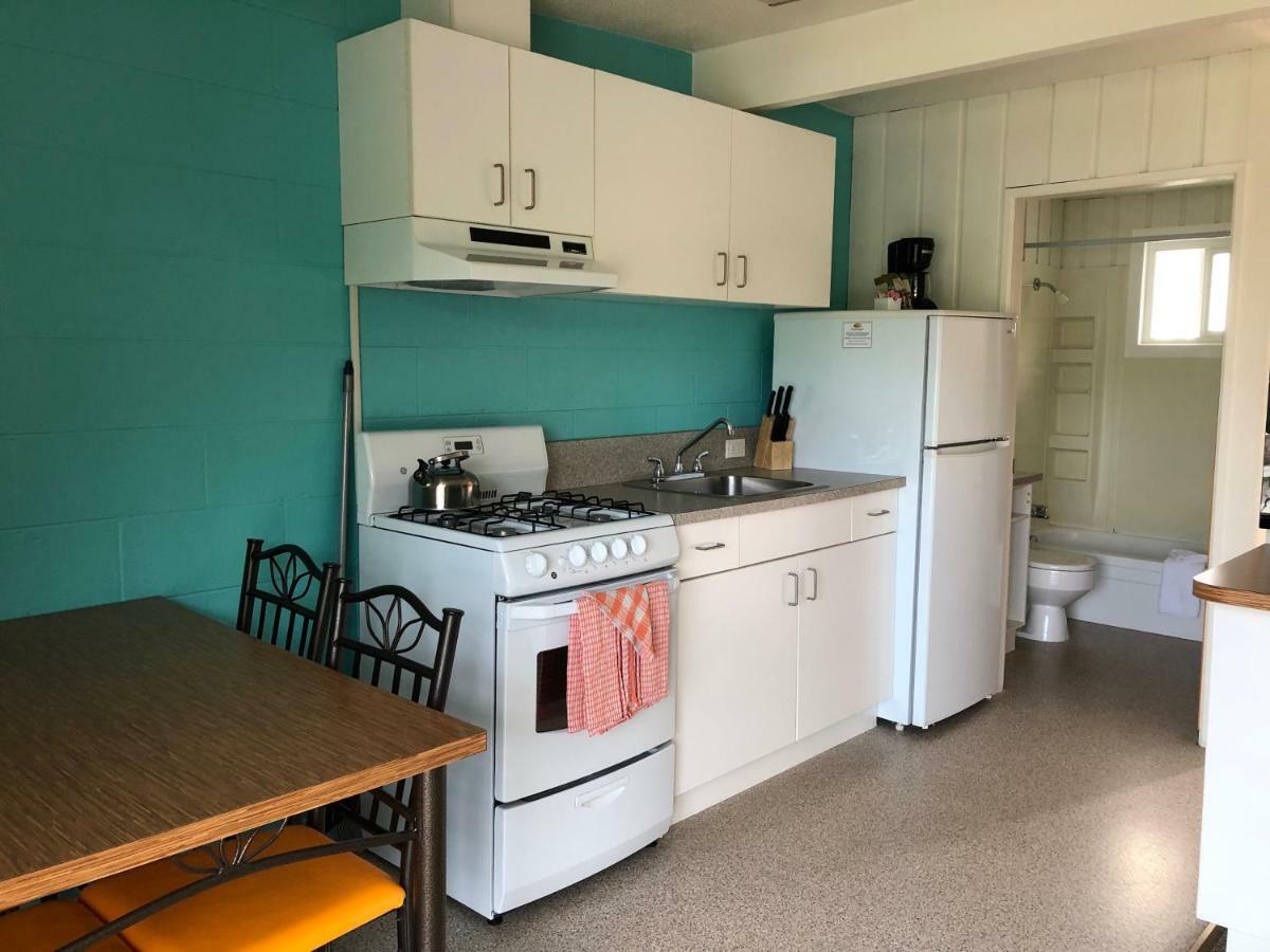Holiday Beach Resort Motel Okanagan Falls 외부 사진