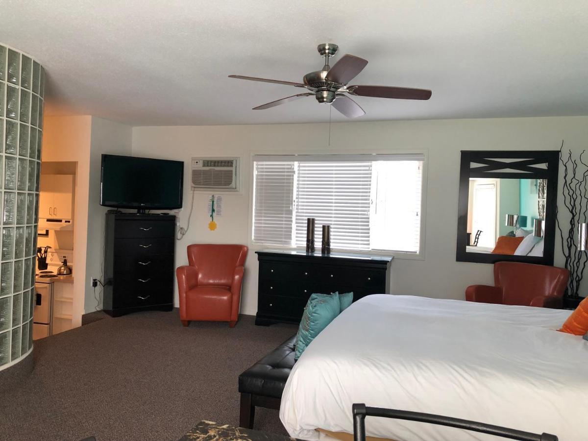 Holiday Beach Resort Motel Okanagan Falls 외부 사진