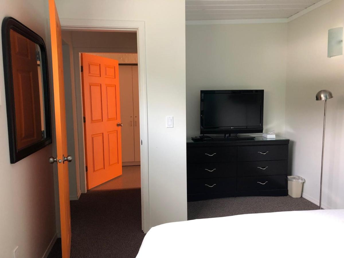 Holiday Beach Resort Motel Okanagan Falls 외부 사진