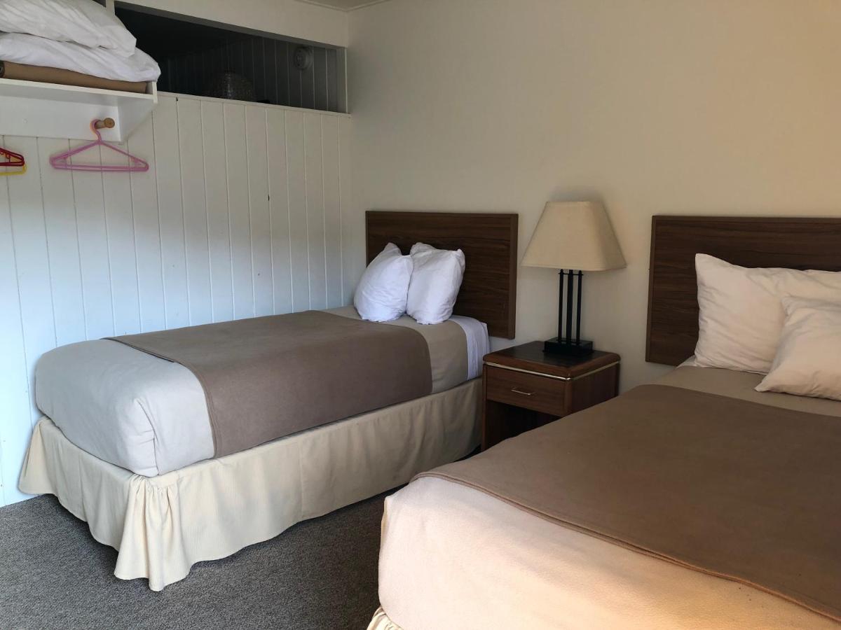 Holiday Beach Resort Motel Okanagan Falls 외부 사진