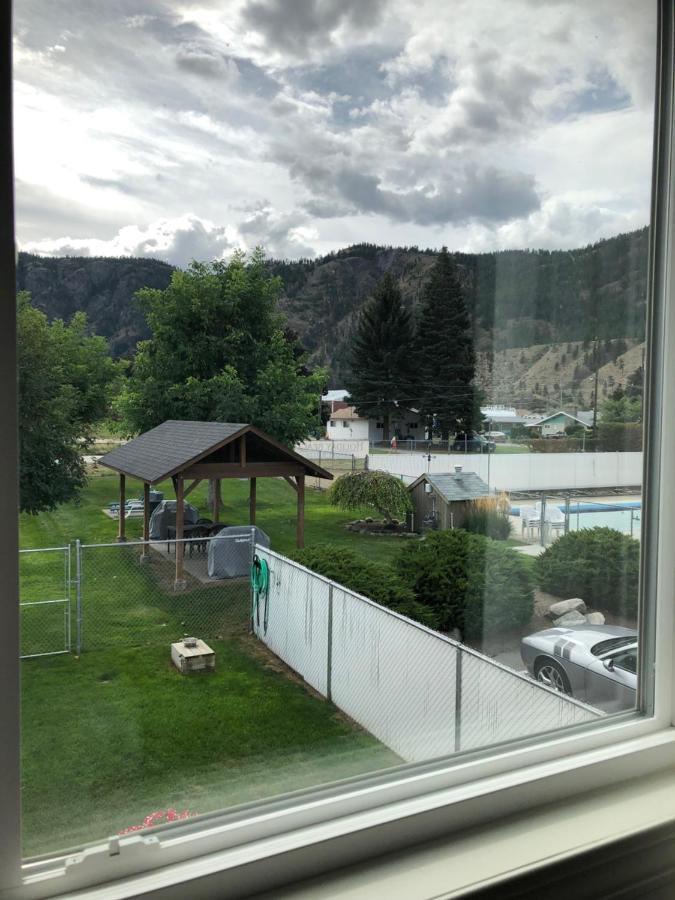 Holiday Beach Resort Motel Okanagan Falls 외부 사진