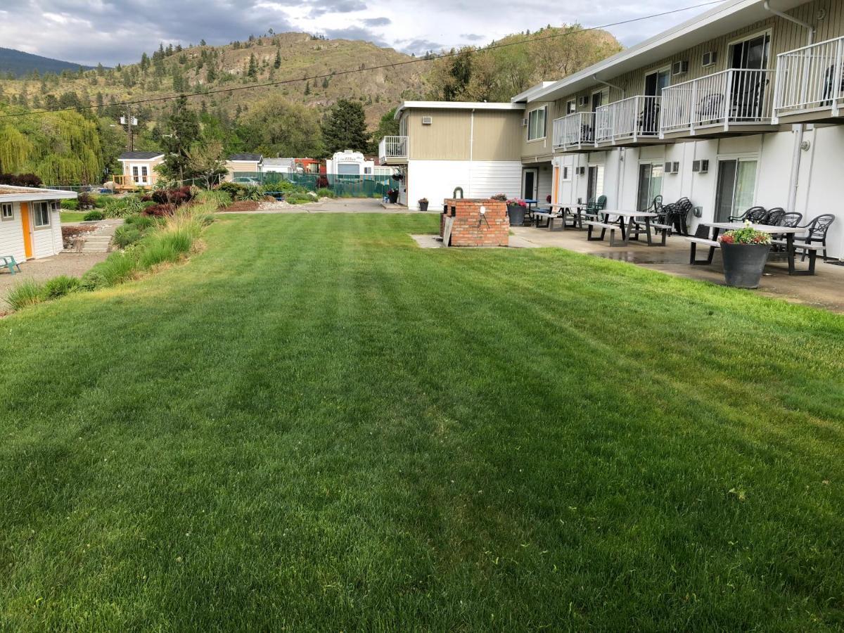 Holiday Beach Resort Motel Okanagan Falls 외부 사진