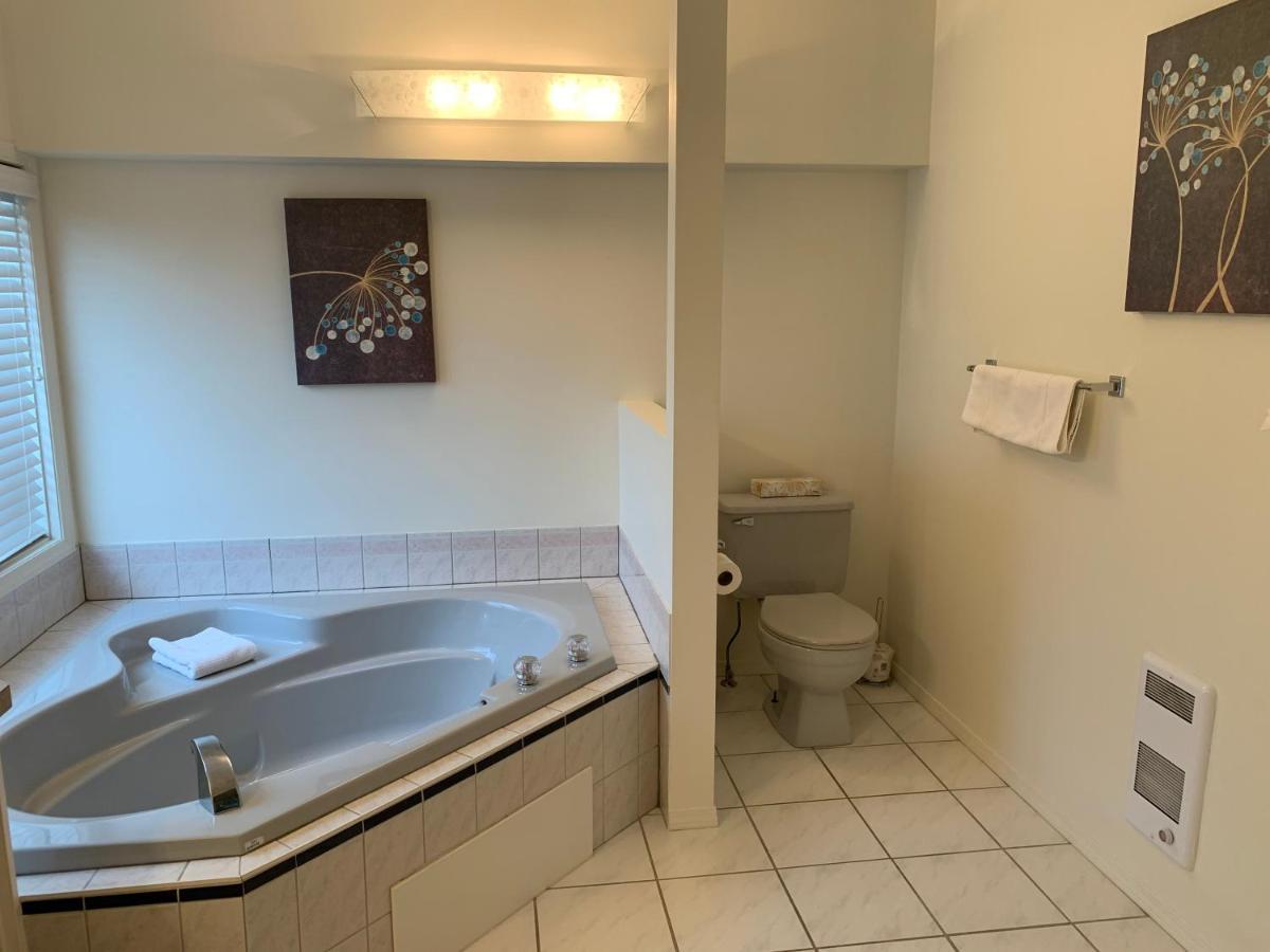 Holiday Beach Resort Motel Okanagan Falls 외부 사진