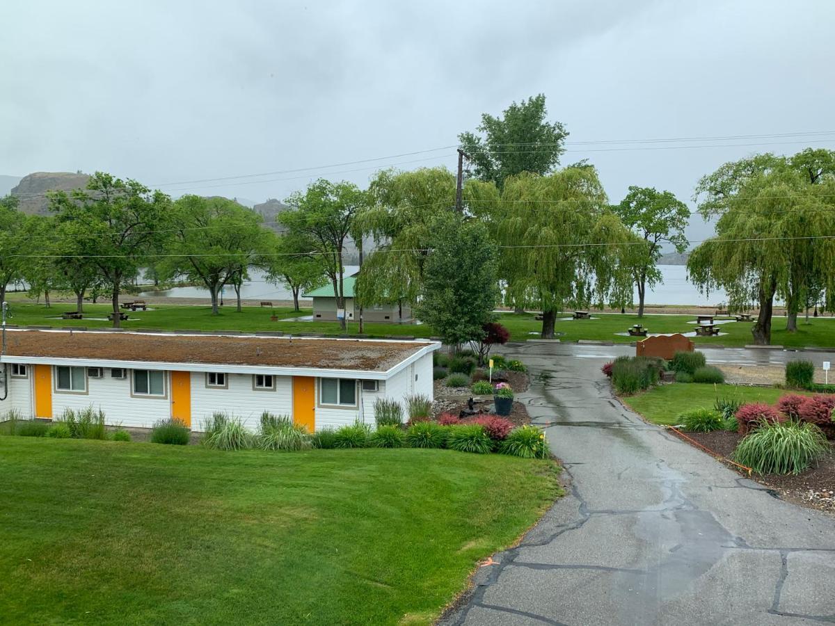 Holiday Beach Resort Motel Okanagan Falls 외부 사진